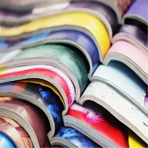 image représentant des magasines empilés et colorés